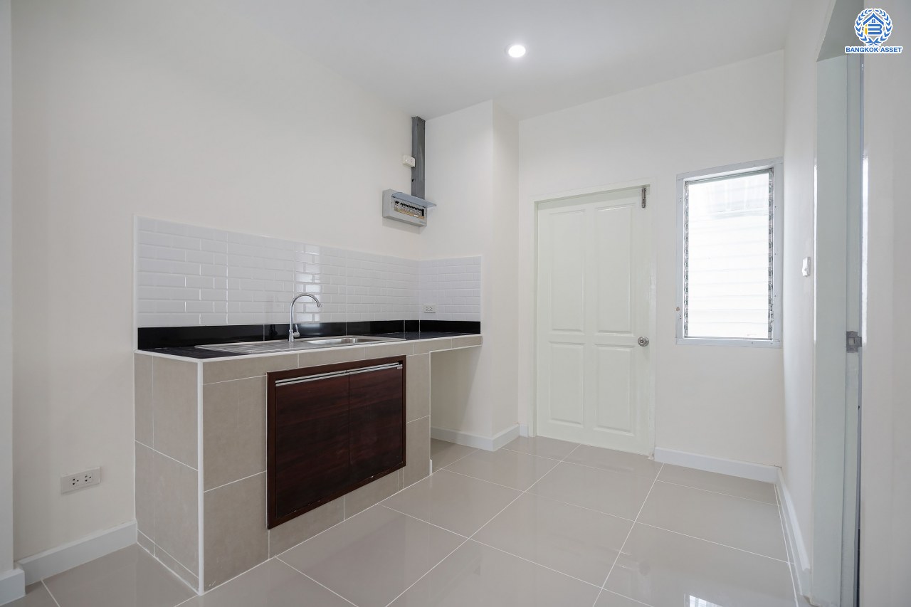 บ้านมือสองตกแต่งใหม่ โครงการ บ้านกลางเมืองสวิสทาวน์ เกษตร-นวมินทร์ แบรนด์ AP เนื้อที่ 20 ตร.ว. ฟังก์ชัน 3 ห้องนอน 3 ห้องน้ำ จอดรถได้ 2 คัน สภาพแวดล้อมเยี่ยม เชื่อมต่อ ถ.พหลโยธิน, ถ.เกษตร-นวมินทร์ ใกล้ ม.เกษตร, รถไฟฟ้าสายสีเขียว "สถานีมหาวิทยาลัยเกษตรศาสตร์" และทางด่วน "รามอินทรา-อาจณรงค์"